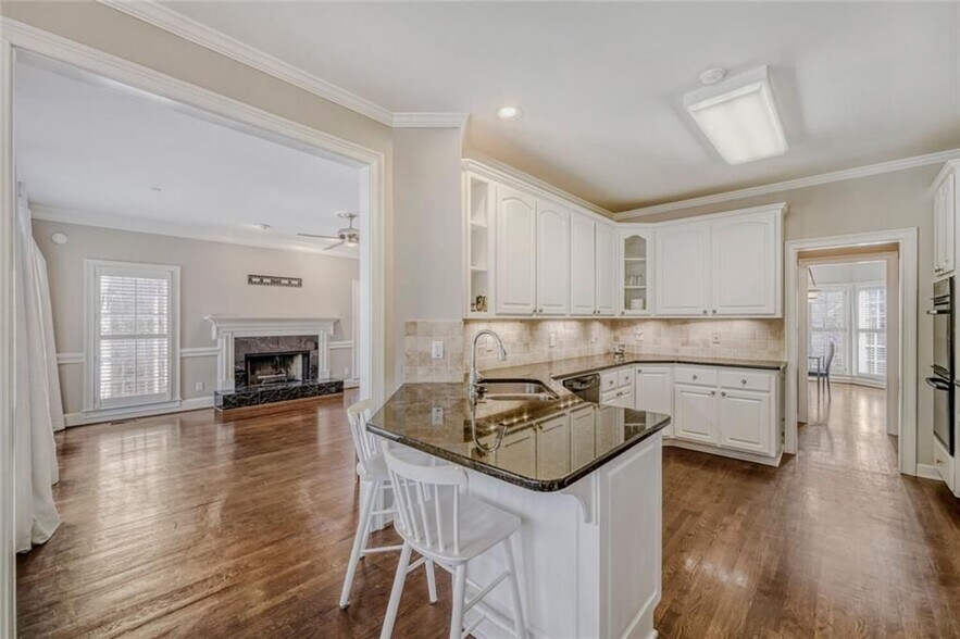 Building Photo - 1111 Lake Washington Dr NW