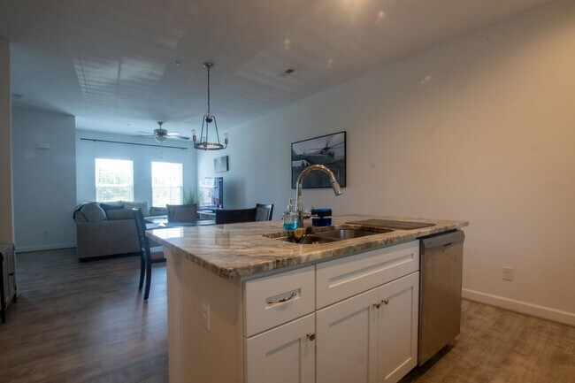 Building Photo - Contemporary 4bd/3.5ba in excellent location