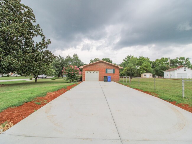 Building Photo - Fresh Paint and New Carpet! 4 bedroom home...