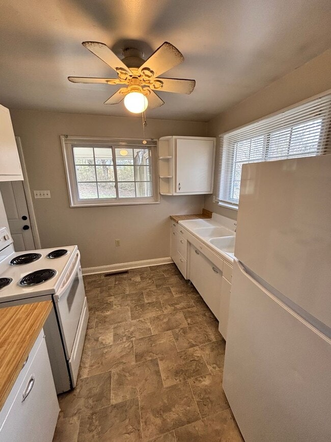 Building Photo - Quiet Country Feel — Minutes From Downtown Knoxville 2bd/1bth