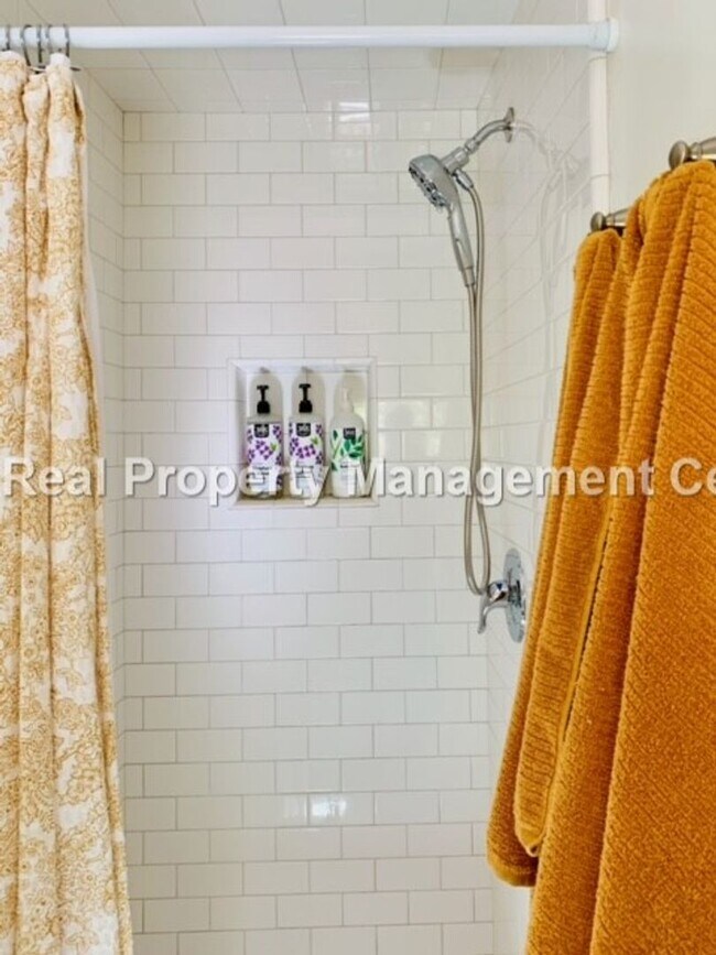 Building Photo - AVAILABLE NOVEMBER - Unfurnished 1 Bed / 1...