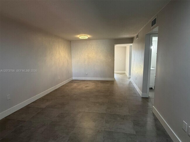 Building Photo - 1360 W 41st St