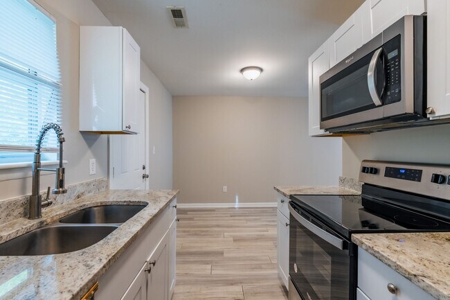 Building Photo - 600-635 Hilltop Dr-HT 1-Story 2bd/1ba