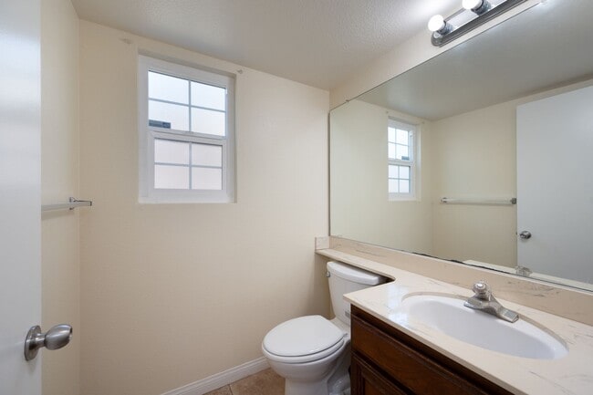 Building Photo - Spacious 2 Story House in cul-de-sac with ...