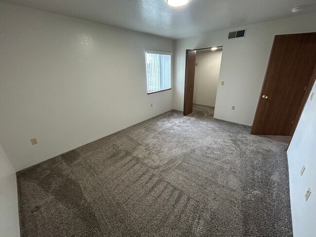 Building Photo - Spacious 2 bedroom, 1 bath apartment - Be Home TODAY!