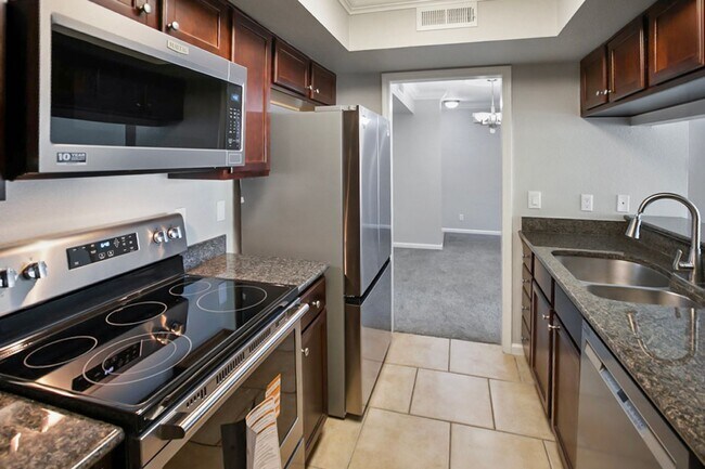 Building Photo - 1 Bed, 1 Bath In Highly Desirable Guard Gated Las Vegas Country Club