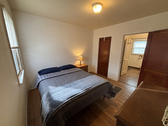 Building Photo - 122 7th St