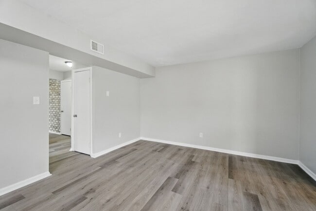 Building Photo - Mangold Real Estate - Conveniently Located...