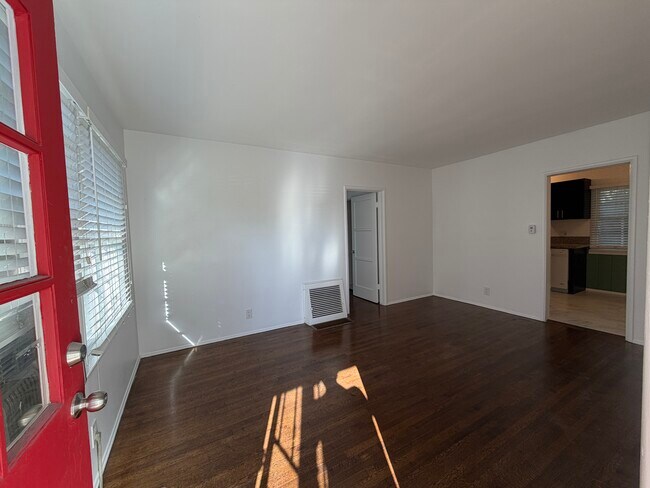 Building Photo - 124 N Beachwood Dr