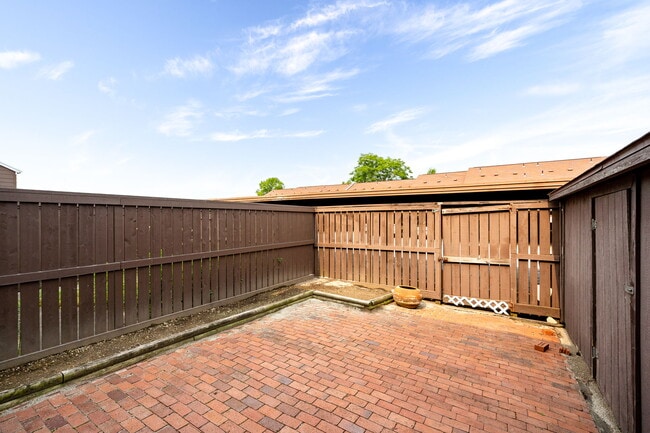 Building Photo - 2215 Barclay Ct