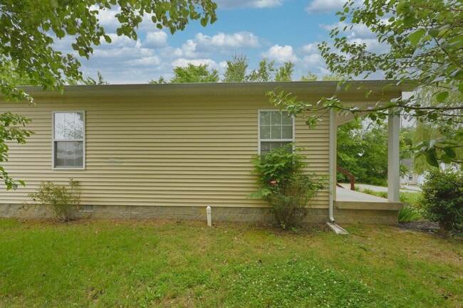 Building Photo - Springfield Gem! 3BR/2BA with Big Yard, St...