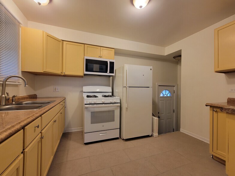 Building Photo - 9900 S Paxton Ave