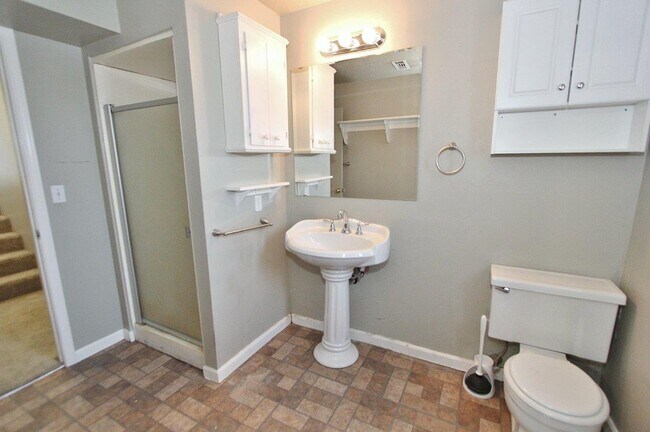 Building Photo - Spacious Home in Quiet Neighborhood