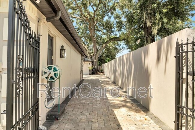 Building Photo - 2021 Alameda St