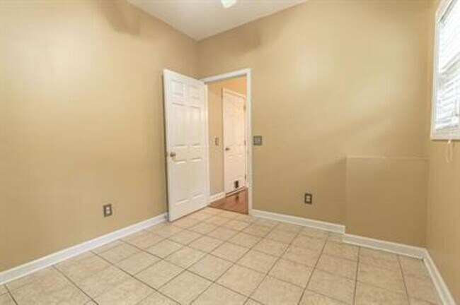 Building Photo - 465 Crestview Rd