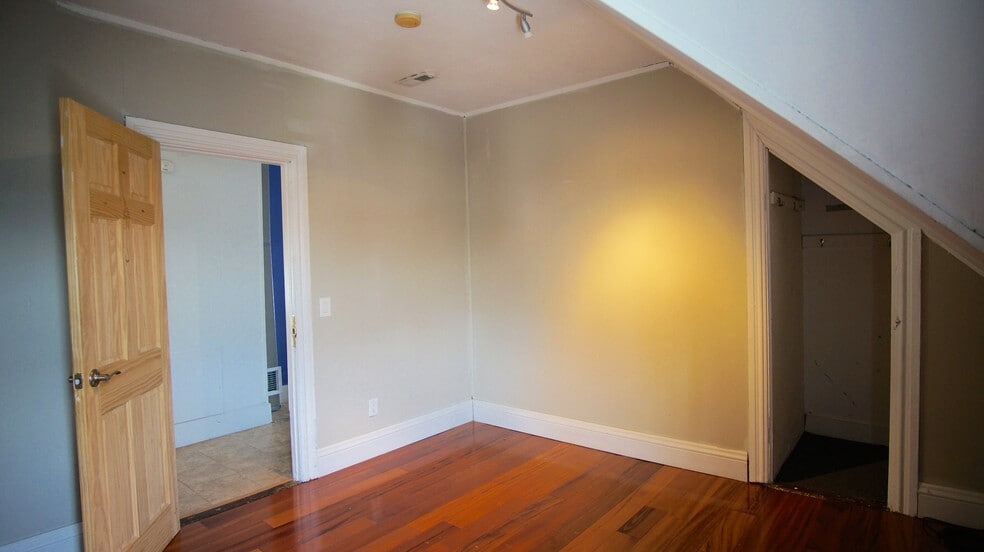 Building Photo - 48 America St