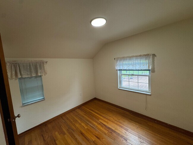 Building Photo - Available NOW! 4 Bed 2 Full Bath House