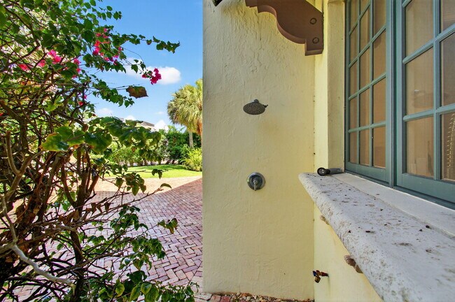 Building Photo - 745 Oleander St