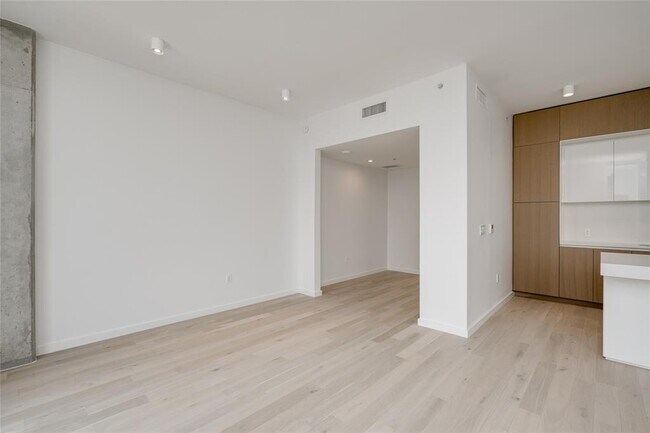 Building Photo - 313 W 17th St