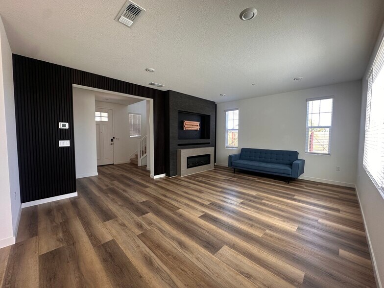 Building Photo - 2476 Laramie Cir