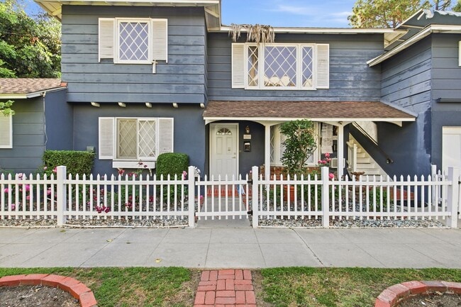 Building Photo - 12334 Moorpark St