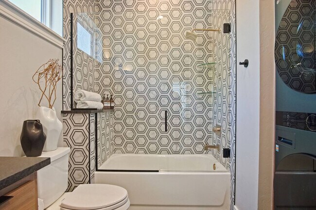 Building Photo - 225 W 1st St