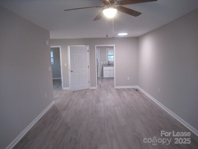 Building Photo - 1761 River Rd