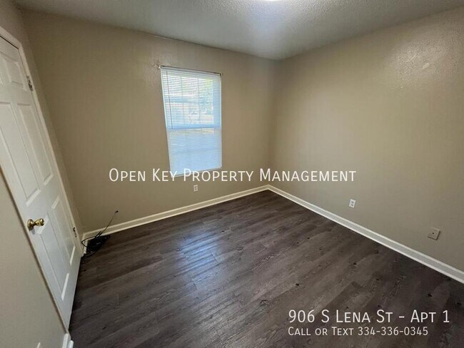 Building Photo - 906 S Lena St