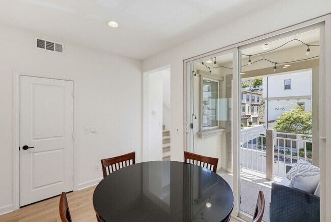 Building Photo - 956 Blackstone Dr