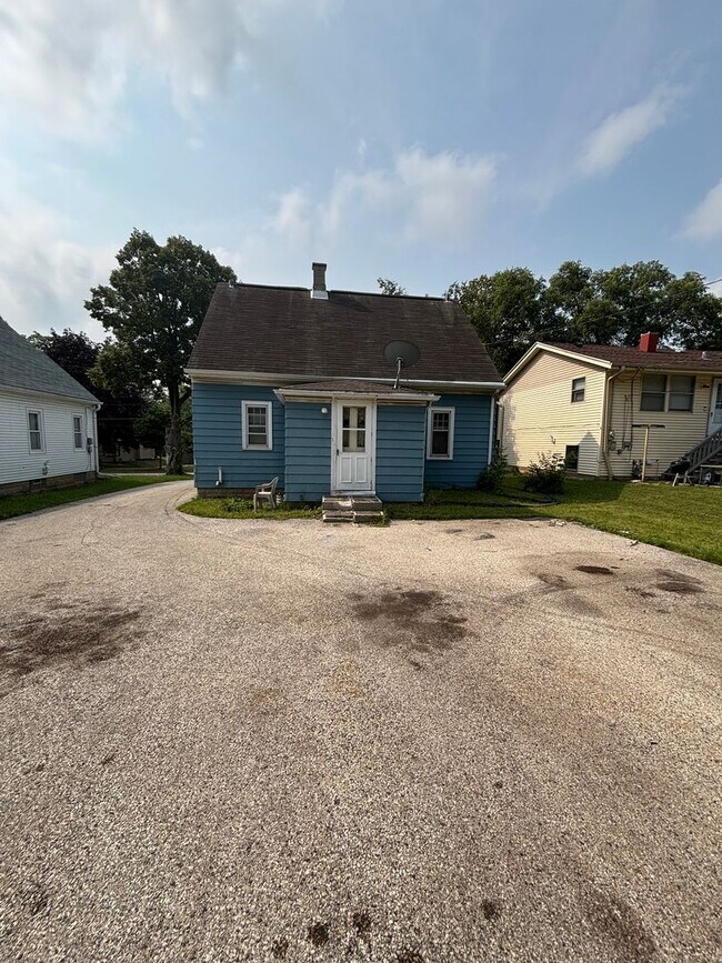 Building Photo - 3BR SINGLE FAMILY HOME, ON HUGE LOT WITH T...