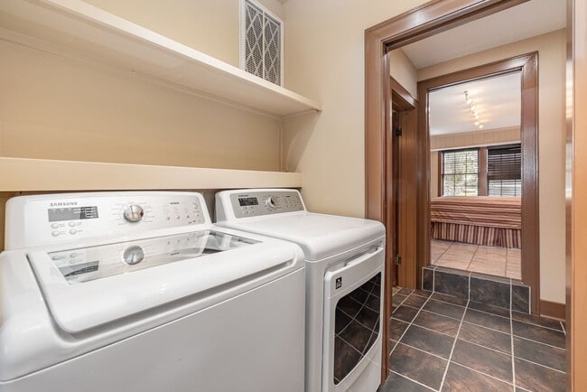 Building Photo - East Nashville River View Living!