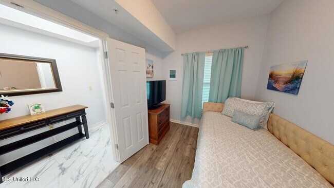 Building Photo - 2228 Beach Dr