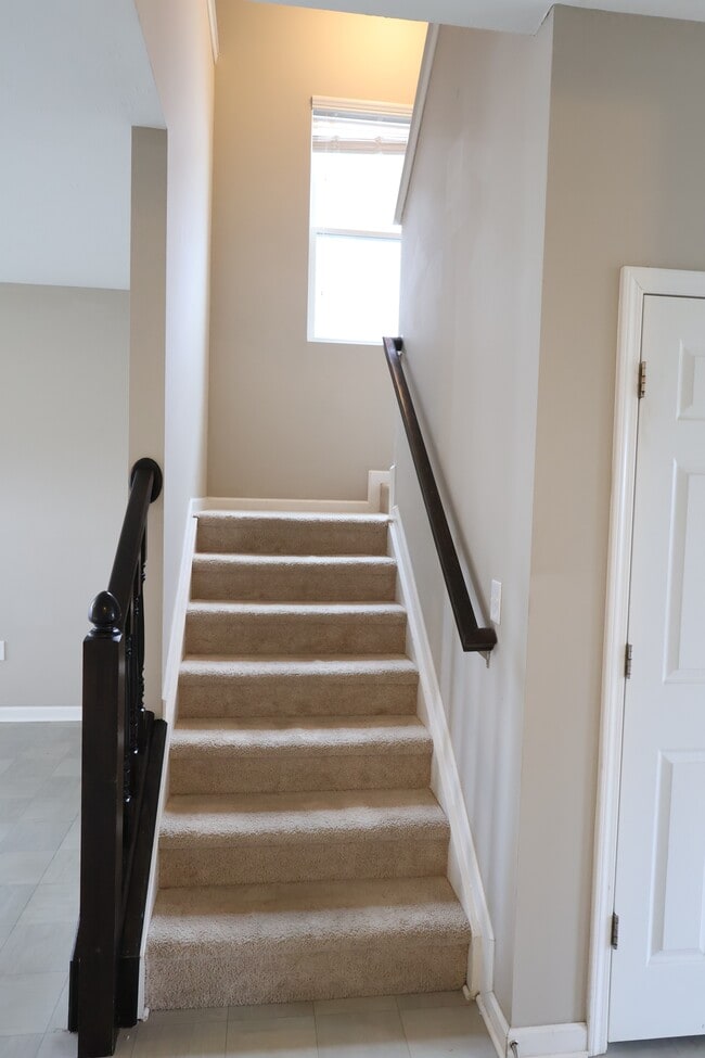 Building Photo - 1899 Lakecrest Dr