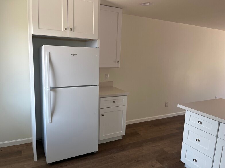 Kitchen Unit #2 - 1727 E Oak St
