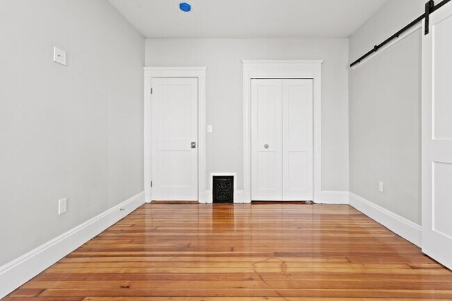 Building Photo - 68 Saxton St