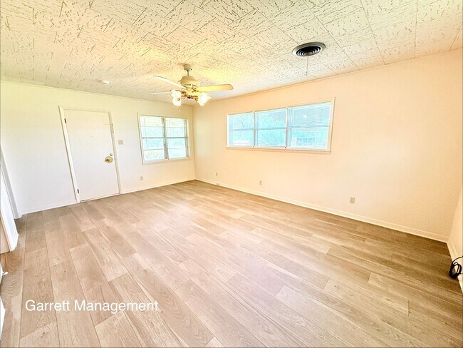 Building Photo - 1074 US-281