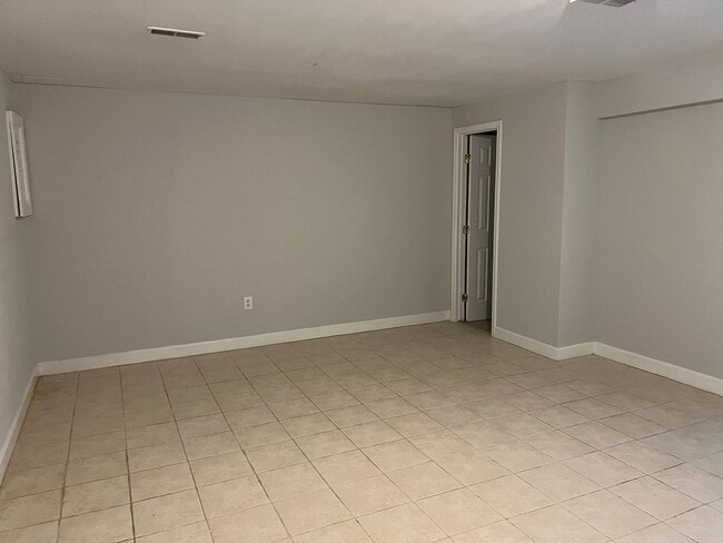 Building Photo - Renovated End-Unit Townhome