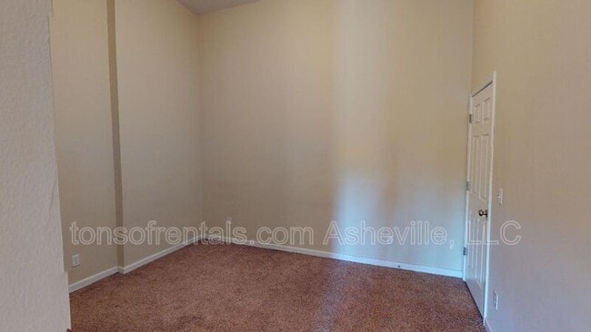Building Photo - 19 Rotunda Cir