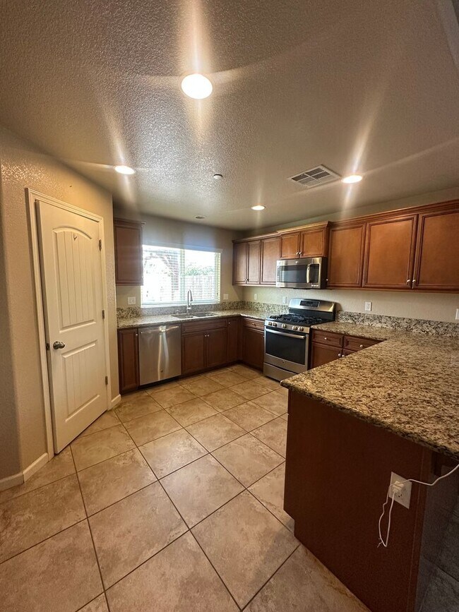 Building Photo - 4 bedroom 2 bath home in quiet Hanford nei...