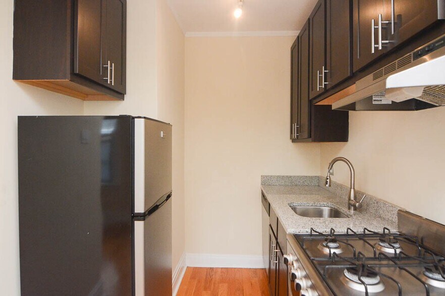 Building Photo - 4740 N Hermitage Ave