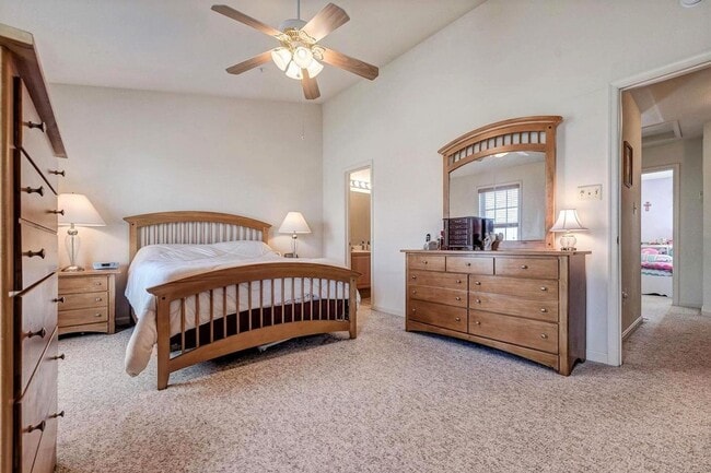 Building Photo - Extremely well maintained END UNIT townhou...