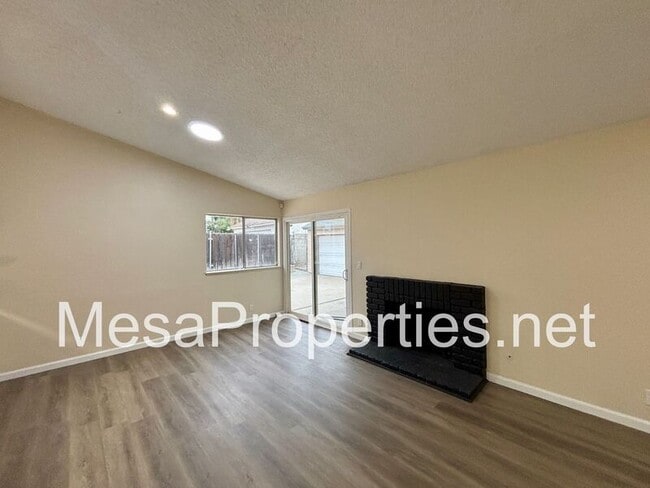 Building Photo - 653 N Lancewood Ave