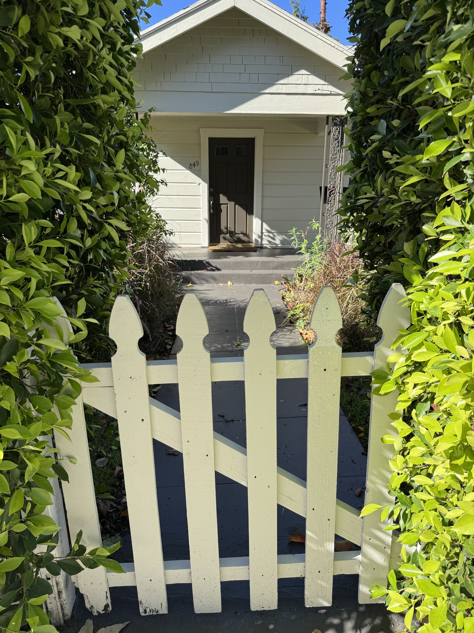 Building Photo - 849 N West Knoll Dr