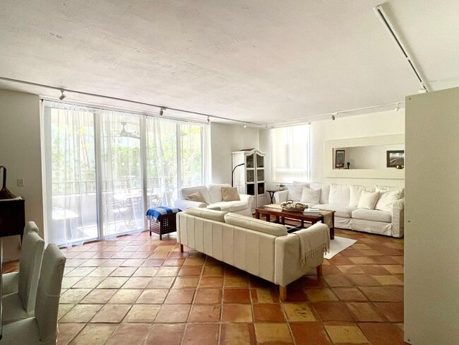 Building Photo - 161 Crandon Blvd