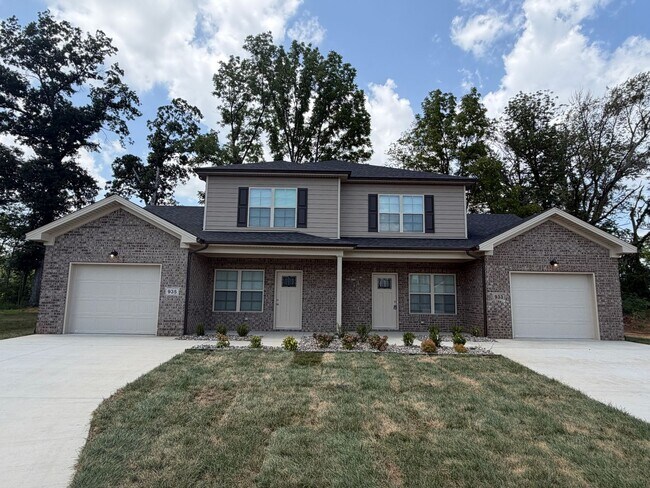 Building Photo - 933/935 Rodeo Court