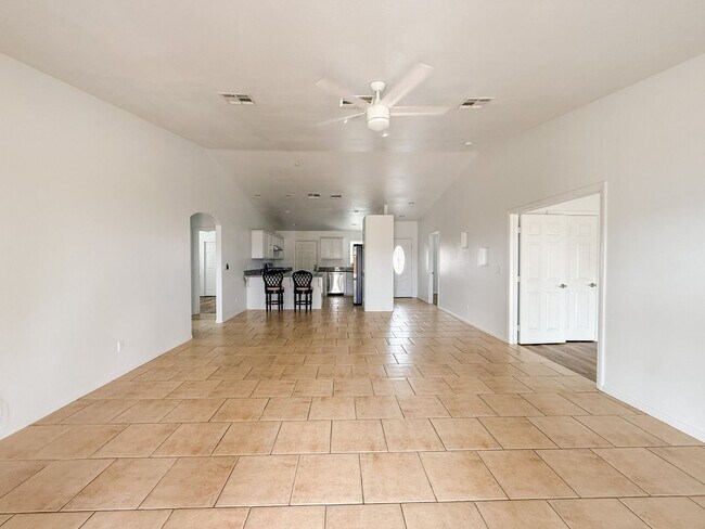 Building Photo - 29 Palms Home with Garage