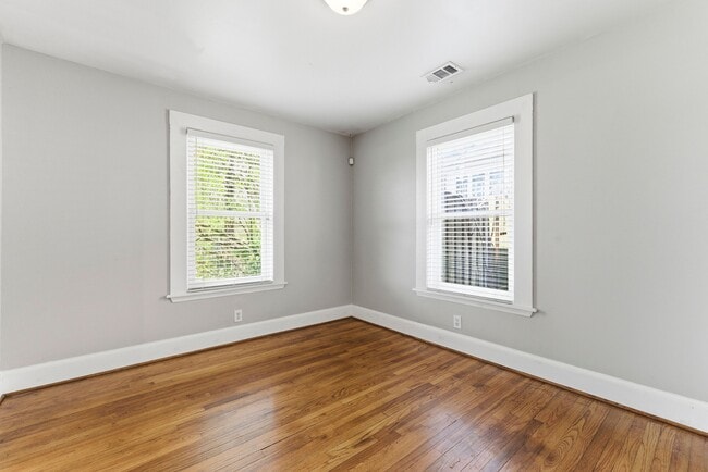 Building Photo - 202 Warren St SE