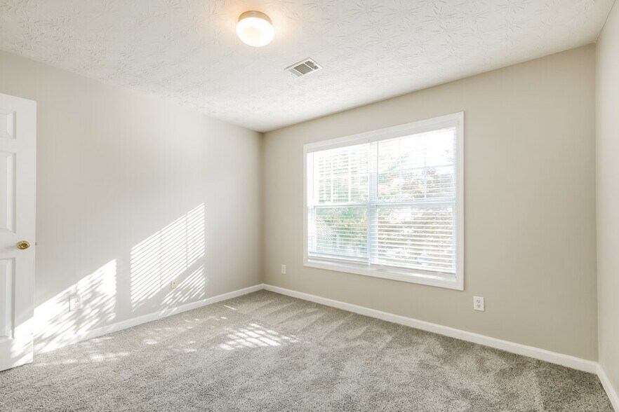 Building Photo - 6739 Island Pointe Dr