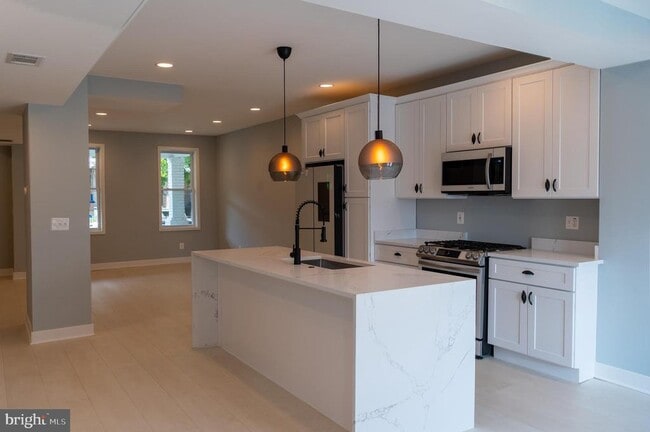 Building Photo - 706 Longfellow St NW