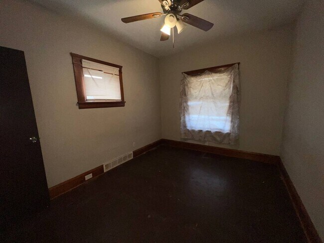 Building Photo - 4091 E 56th St